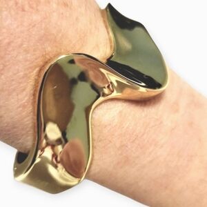 VINTAGE Gold Tone Metal Wave Clasp Bracelet